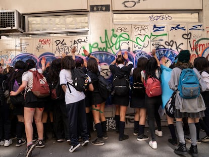 Estudiantes frente de un establecimiento educativo durante una marcha para conmemorar el Día Internacional de la Mujer, en una calle de Valparaíso (Chile).