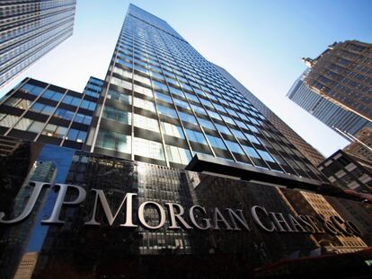 Un cartel de JP Morgan, en su sede central de Nueva York.