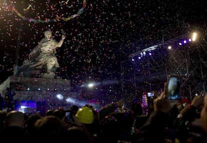 Inauguración de la estatua de la revolucionaria americana Juana Azurduy en el lugar donde estaba otra de Colón, frente a la Casa de Gobierno de Argentina.