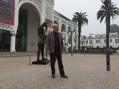 El hispanista Hossain Bouzineb, nombrado académico correspondiente de la RAE en Marruecos, este miércoles en Rabat, ante el museo Mohammed VI de Arte Contemporáneo.
 