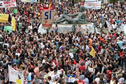 Miles de ciudadanos se concentran en la plaza de la Virgen de Valencia, ayer, en defensa de su derecho a estudiar en valenciano y piden la retirada del decreto Camps.