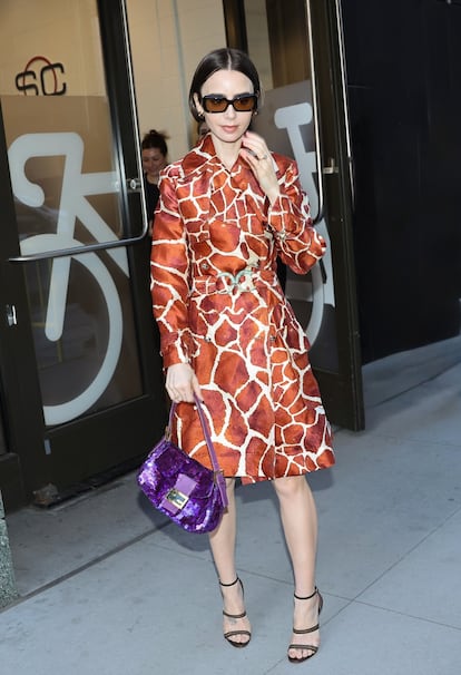 Lily Collins el pasado mes de diciembre en Nueva York, emulando el estilismo de Carrie Bradshaw en el episodio del robo (con Baguette de lentejuelas incluida).