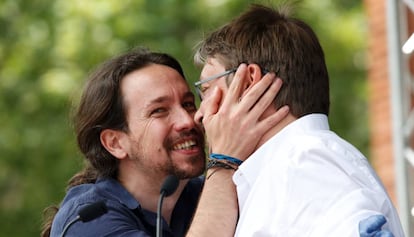 Pablo Iglesias (i) saluda Xavier Domènech amb un petó en un míting a Barcelona.