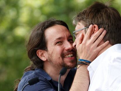 Pablo Iglesias (i) saluda Xavier Domènech amb un petó en un míting a Barcelona.