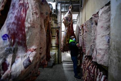 Un carnicero trabaja en una carnicería en el barrio de Liniers, Buenos Aires