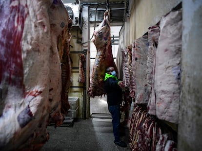 Un carnicero trabaja en una carnicería en el barrio de Liniers, Buenos Aires