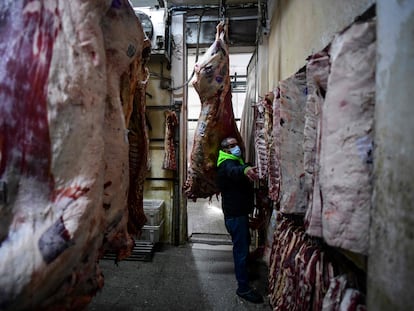 Trabalhador em um açougue no bairro Liniers, Buenos Aires, nesta terça-feira.