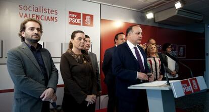 Joan Calabuig y los concejales socialistas, este miércoles, en la sede del PSPV.