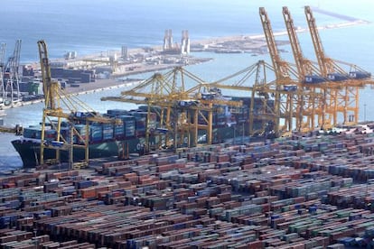 Un barco portacontenedores, en el muelle del puerto de Barcelona