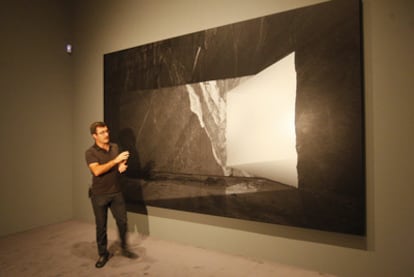 El artista Aitor Ortiz ayer, explicando una de sus obras en el Guggenheim.