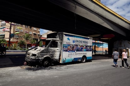 Un camión quemado en las protestas del lunes.