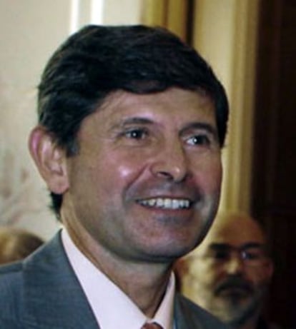 ALFONSO BATALLER. El alcalde de Castellón cobra 74.308 euros brutos anuales. Si se aplica el criterio de Rajoy percibirá 5.000 euros menos todo los años.