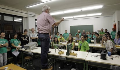 Un profesor durante uno de los talleres que se realizaron en el instituto Juan de la Cierva de Madrid, durante el encierro de alumnos y docentes en protesta por la pol&iacute;tica educativa de Madrid, en 2011.