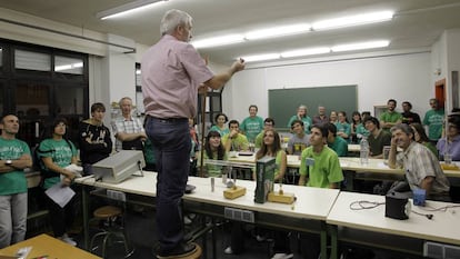 Un profesor durante uno de los talleres que se realizaron en el instituto Juan de la Cierva de Madrid, durante el encierro de alumnos y docentes en protesta por la pol&iacute;tica educativa de Madrid, en 2011.