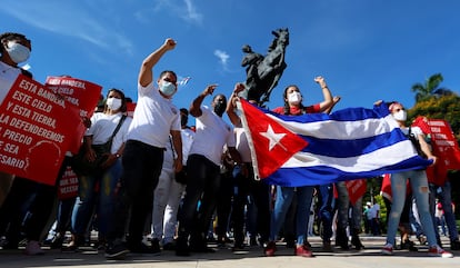 Cientos de cubanos participan en una marcha en apoyo a la revolución cubana este jueves por la zona del Malecón en La Habana (Cuba).