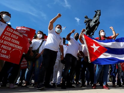 Cientos de cubanos participan en una marcha en apoyo a la revolución cubana este jueves por la zona del Malecón en La Habana (Cuba).