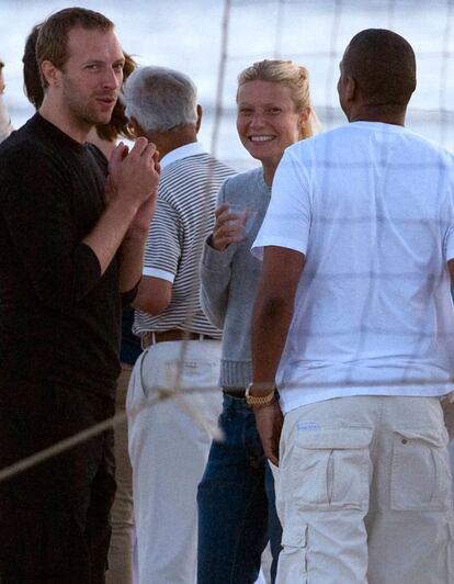Gwyneth y Chris charlando con Jay-Z en una fiesta en la playa organizada por la modelo Christy Turlington.