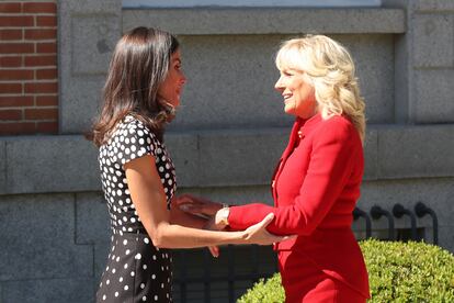 En la semana en la que la cumbre de la OTAN se celebra en Madrid, la primera dama de EE UU, Jill Biden, fue una de las primeras invitadas en llegar (lo hizo el domingo). La reina Letizia la recibió en el palacio de La Zarzuela el lunes por la mañana.