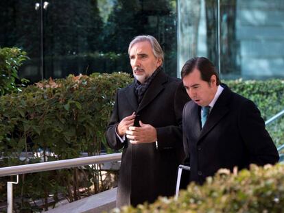 A la izquierda, Juan Asúa, asesor del actual presidente del BBVA, a su salida de la Audiencia Nacional, este martes.