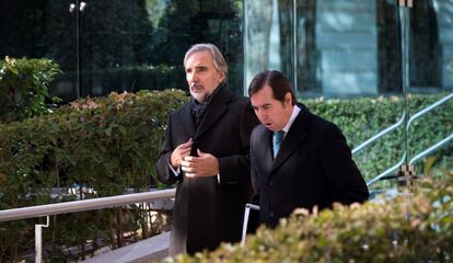 A la izquierda, Juan Asúa, asesor del actual presidente del BBVA, a su salida de la Audiencia Nacional, este martes.