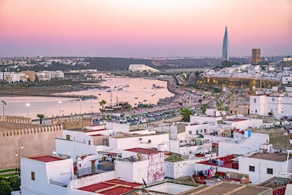 Vista de Rabat desde la medina sobre el río Bouregreg. Al fondo, el nuevo Gran Teatro y la torre Mohamed VI, que marcarán la impronta de su reinado en la capital de Marruecos.  