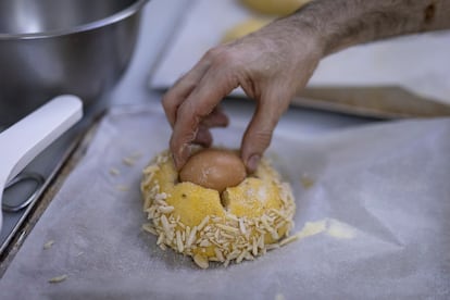 Antes de meter la masa en el horno, Daniel Jordà le pone en el centro un huevo duro.