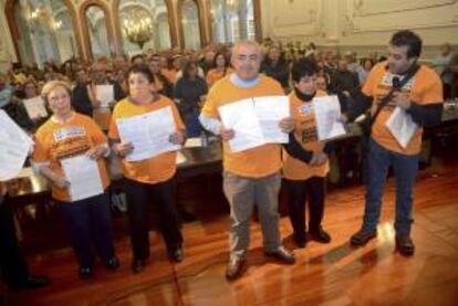 Varios preferentistas durante una manifiestación en el pleno de la Diputación de Pontevedra. EFE/Archivo