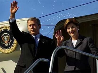 Imagen de George Bush y su esposa a su llegada ayer a Monterrey.