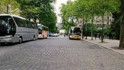 Un carrer de París amb autobusos turístics. Alguns dels integrants de la cèl·lula que va atemptar a Barcelona i Cambrils van realitzar un viatge a la capital francesa abans de perpetrar la massacre d'agost de 2017.