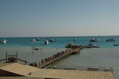 Pasajeros suben a un barco en el puerto de Hurgada.