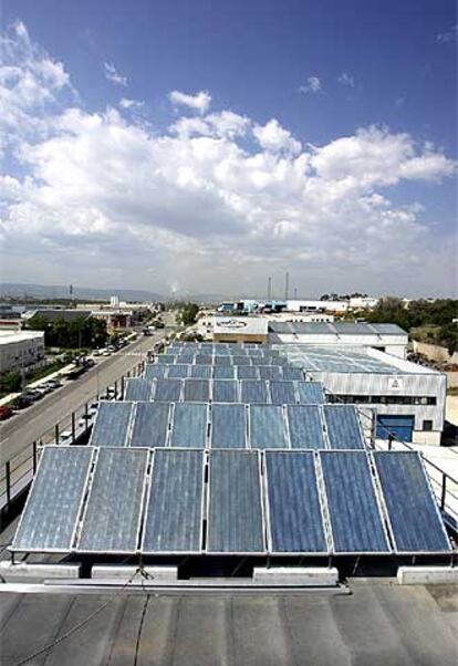 Paneles de captación solar en una de las oficinas de GES en Tarragona.