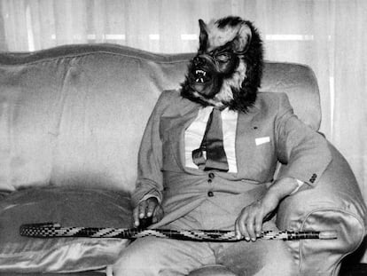 Jorge Luis Borges, fotografiado con una máscara de hombre lobo en 1983.