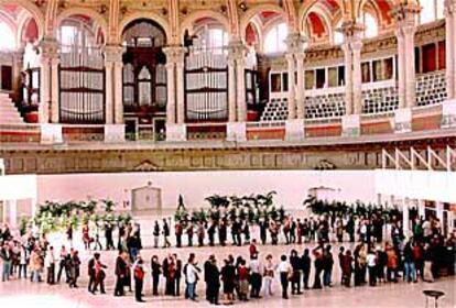 Las colas que se formaron ayer para visitar la exposición dedicada a Ramon Casas en el MNAC.