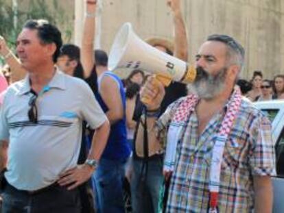 El diputado de IULV-CA y alcalde de Marinaleda (Sevilla), Juan Manuel Sánchez Gordillo (d), este martes en el exterior de uno de los supermercados en los que entraron sindicalistas para llevarse alimentos.