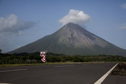 Aeropuerto de Ometepe. En su linde sur está previsto la construcción de un complejo turístico que desplazaría al pueblo de Esquipulas.