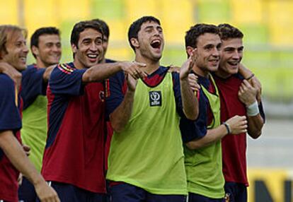Raúl y Tristán, en el centro, se ríen junto a otros compañeros en el entrenamiento de ayer.