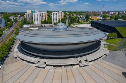 Foto aérea del complejo Spodek y, al fondo, la ciudad de Katowice, en la región polaca de Alta Silesia.