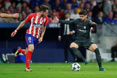 El delantero del Chelsea, Álvaro Morata, regatea a Saúl Ñíguez, del Atlético de Madrid, en una acción del partido.