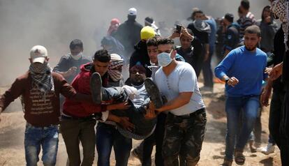 Un palestino herido durante los choques con el Ejército israelí.