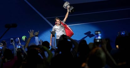 Federer exhibe su trofeo al p&uacute;blico de Melbourne.