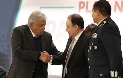 López Obrador con los futuros ministros de Seguridad y Defensa. 