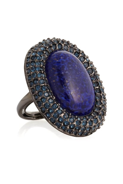 Anillo con cristales Swarovski y piedra lapisláculi de Kenneth Jay Lane (180 euros).