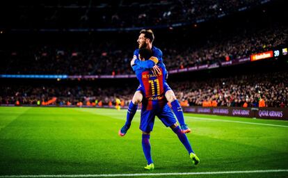Neymar celebra su gol con el argentino lionel Messi.