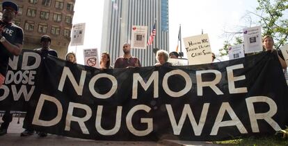 Varios manifestantes protestan durante la crisis de los opi&aacute;ceos que asola Estados Unidos.  