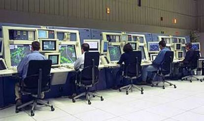 Centro de control del aeropuerto de Barajas con los sistemas de gestión de tráfico aéreo de Indra.