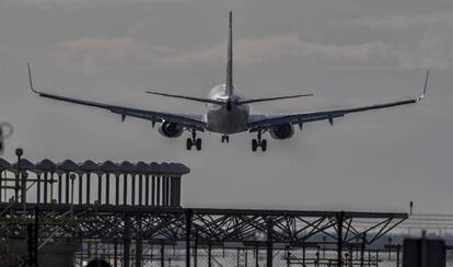 Un avió aterrant al Prat.