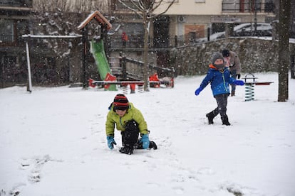 Dos niños juegan en la nieve fruto de la borrasca Filomena, en Sort, Lleida, Cataluña (España).