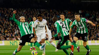 Rodrygo trata de internarse en el área del Betis ante la presión de varios jugadores verdiblancos.