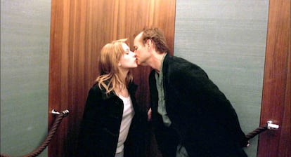 El beso entre Bill Murray y Scarlett Johansson no estaba en el guion, sino que se trató más bien un de un aporte de los intérpretes, adición que incluyó Sofia Coppola en el montaje final.