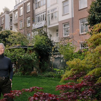 Petra Blaisse,  en su jardín de Amsterdam.